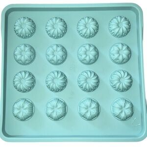 New & sealed pampered chef fluted chocolate mold